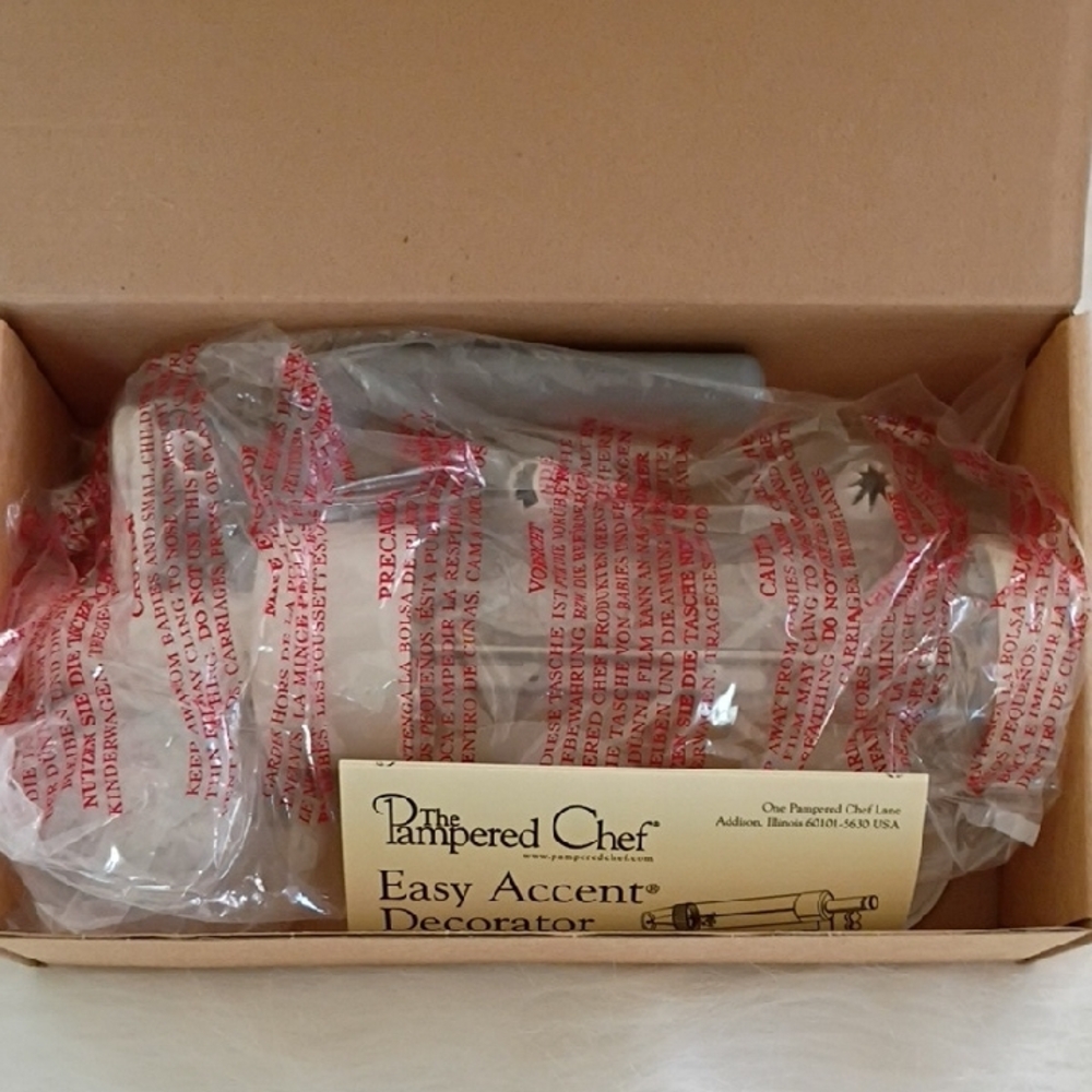 Pampered Chef Easy Accent Decorator - Cream and Gray - Picture 4 of 7